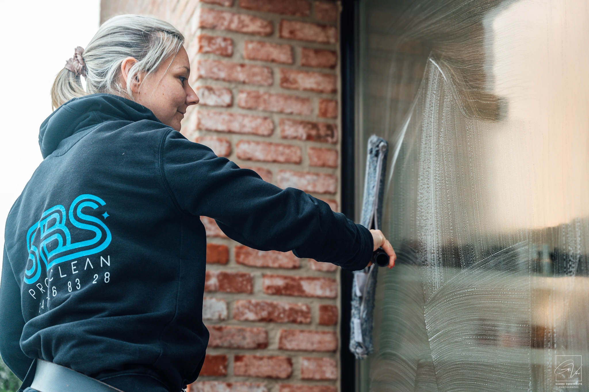 Jennis van SBS Pro Clean uit Meulebeke wast ramen