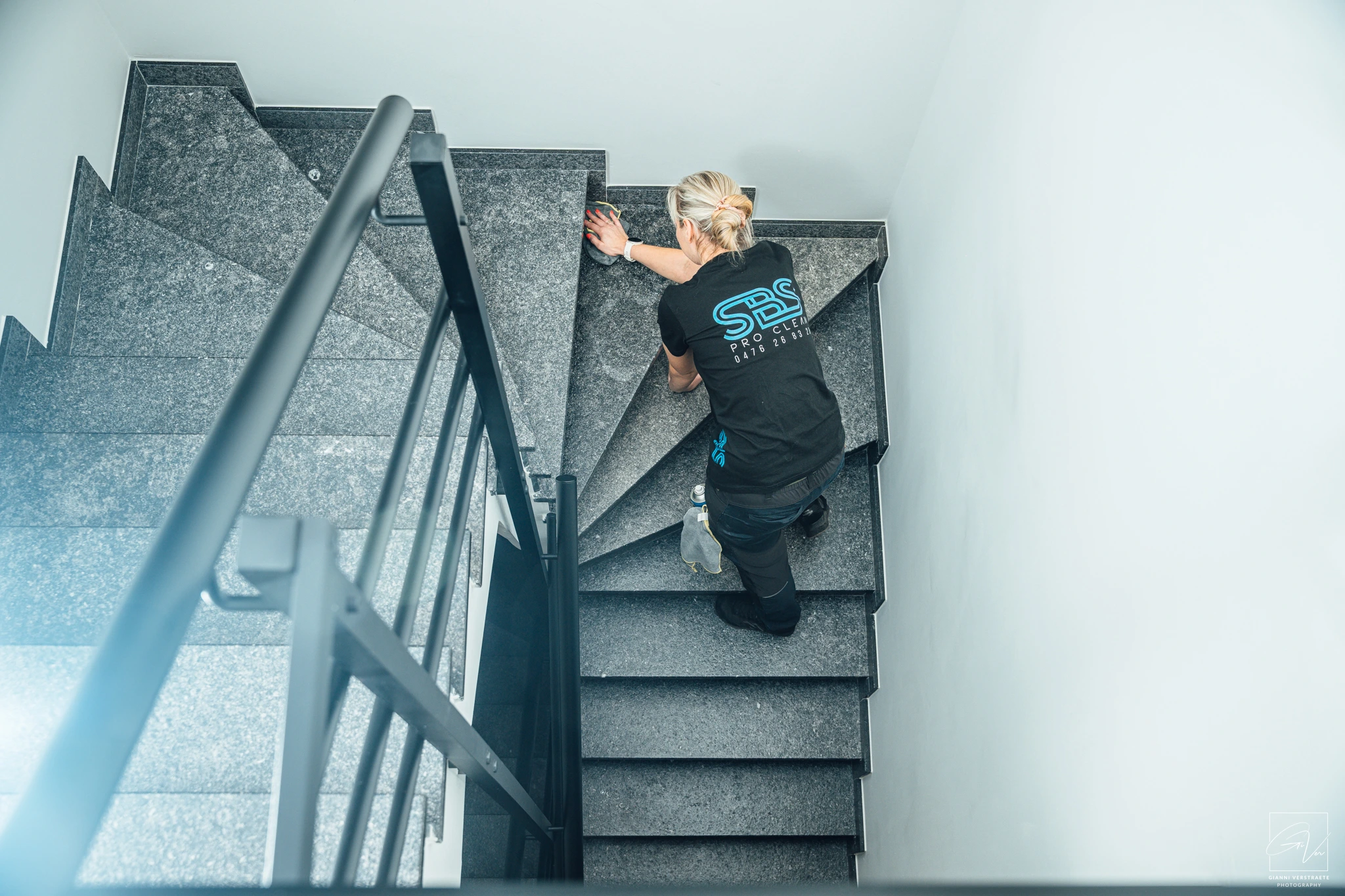 algemene schoonmaak van traphal door Jennis van SBS Pro Clean